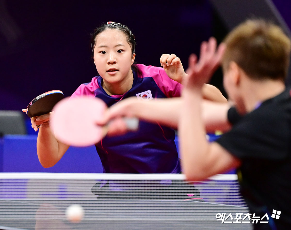 한국 여자 탁구의 간판 신유빈이 21일 일본 후쿠오카현 기타큐슈체육관에서 열린 'WTT 파이널스 후쿠오카 2024' 여자단식 1회전(16강)에서 세계랭킹 2위 중국의 왕만위에게 1-3(3-11 9-11 11-7 8-11)으로 졌다. 사진 엑스포츠뉴스 DB