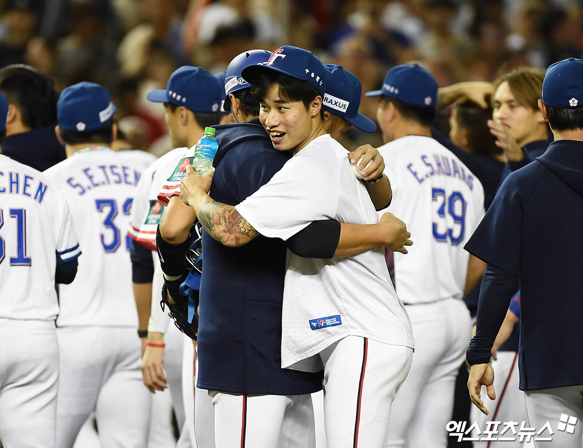 대만 야구 국가대표팀이 22일 일본 도쿄돔에서 열린 2024 WBSC 프리미어12 슈퍼 라운드 2차전에서 미국을 8-2로 꺾고 결승 진출의 희망을 살려냈다. 사진 엑스포츠뉴스 DB