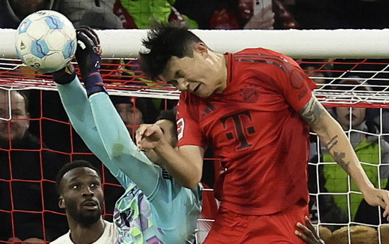 김민재가 대한민국 축구대표팀 2026 월드컵 예선 팔레스타인전이 끝난 뒤 사흘 만에 소속팀인 독일 최고 명문 바이에른 뮌헨의 분데스리가 경기 풀타임을 소화했다. 김민재는 23일 독일 뮌헨 알리안츠 아레나에서 열린 2024-2025 분데스리가 11라운드 아우크스부르크와의 홈 경기에서 선발 출전해 90분 풀타임을 뛰었다. 패스성공률 95%를 기록했으며 평점은 해트트릭 기록한 해리 케인 다음으로 높은 9.5점을 받았다. 연합뉴스