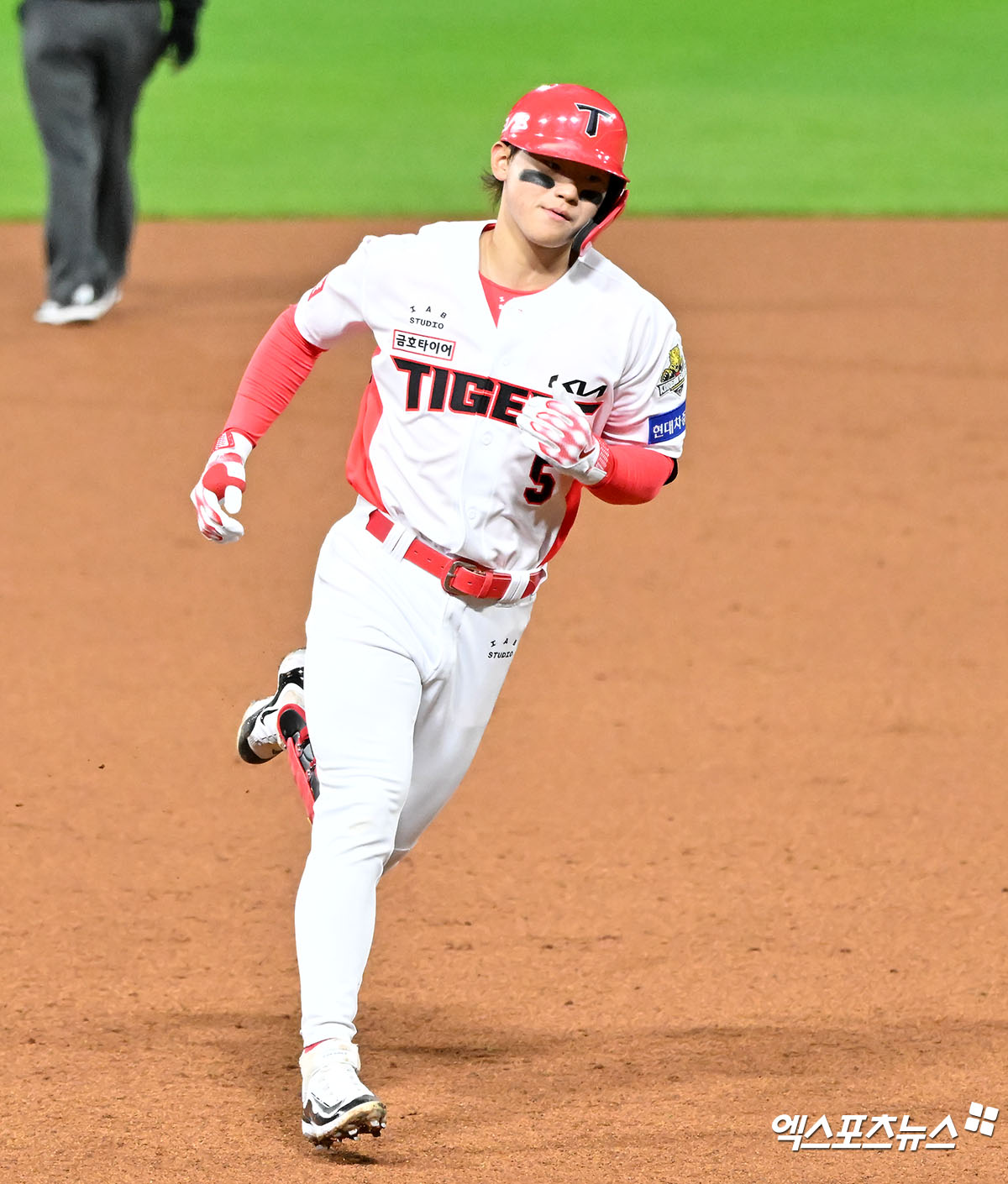 23일 오후 광주기아챔피언스필드에서 열린 '2024 신한 SOL Bank KBO 한국시리즈' 삼성 라이온즈와 KIA 타이거즈의 2차전 경기, 2회말 2사 KIA 김도영이 솔로 홈런을 날린 후 그라운드를 돌고 있다. 엑스포츠뉴스 DB