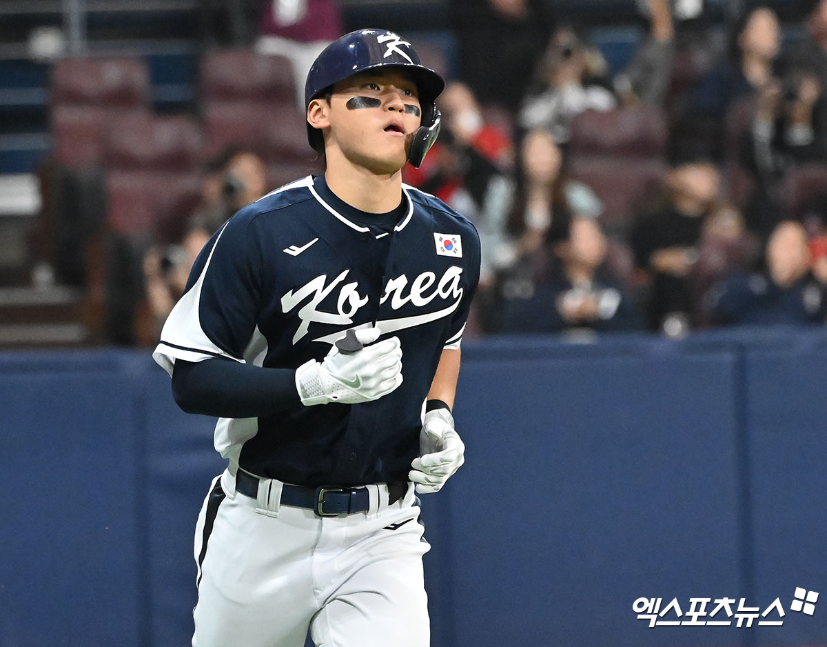 2일 오후 서울 고척스카이돔에서 열린 2024 WBSC(세계야구소프트볼연맹) 프리미어12 대한민국 야구 대표팀과 쿠바 야구 대표팀의 평가전 경기, 1회초 1사 2루 대한민국 김도영이 중견수 플라이로 아웃되고 있다. 엑스포츠뉴스 DB