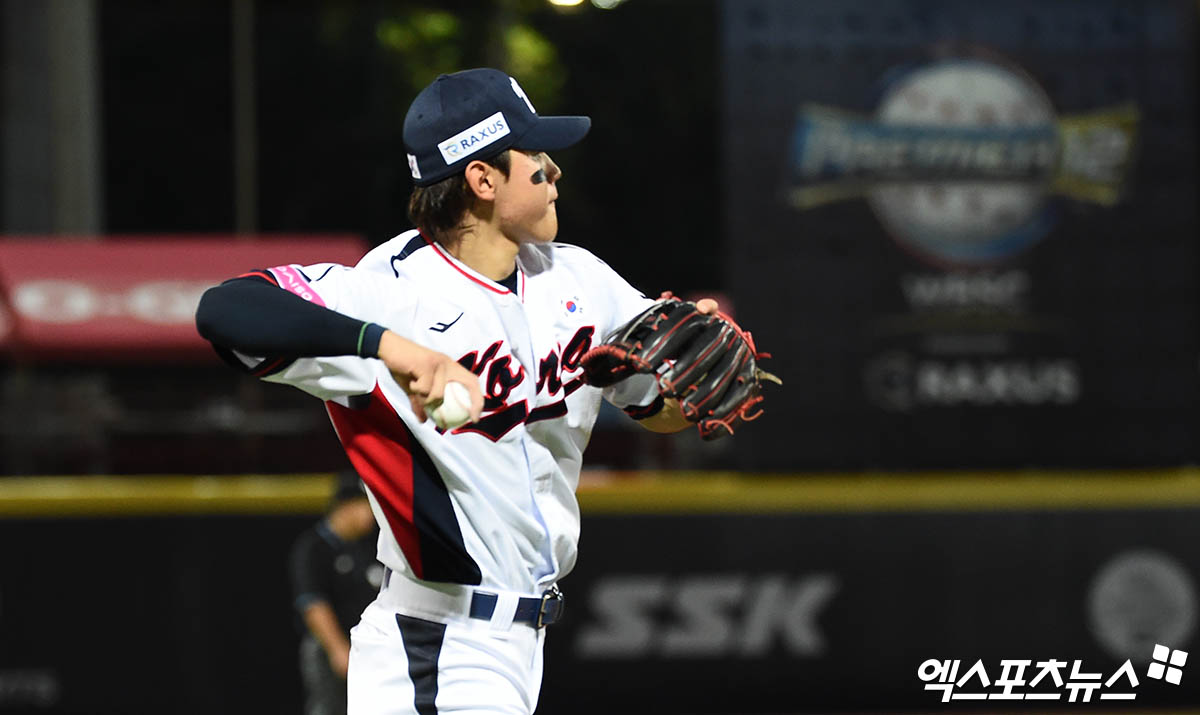 14일 오후 대만 톈무야구장에서 열린 '2024 WBSC(세계야구소프트볼연맹) 프리미어12' B조 조별리그 대한민국과 쿠바의 경기, 2회초 2사 한국 3루수 김도영이 쿠바 드레이크의 직선타를 호수비로 처리한 뒤 더그아웃으로 향하고 있다. 엑스포츠뉴스 DB