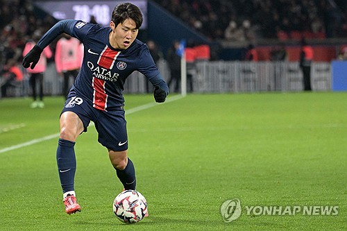 파리 생제르맹(PSG)은 23일(한국시간) 프랑스 파리에 위치한 파르크 데 프랭스에서 열린 툴루즈와의 2024-2025시즌 프랑스 리그1 12라운드 홈경기에서 3-0 완승을 거뒀다. 이날 이강인은 후반전 교체로 나와 약 30분 정도 뛰었음에도 인상적인 플레이를 펼치면서 김민재(바이에른 뮌헨)와의 UEFA 챔피언스리그 맞대결을 기대하게끔 만들었다. 연합뉴스