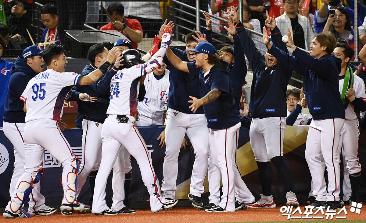 대만은 23일 일본 도쿄돔에서 열린 '2024 세계야구소프트볼연맹(WBSC) 프리미어12' 슈퍼라운드 최종전 일본과 맞대결에서 6-9으로 패했다. 경기 전 이미 결승전 대진이 확정된 대만과 일본. 이들은 24일 오후 7시 우승컵을 두고 격돌한다. 엑스포츠뉴스 DB