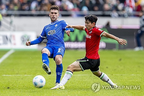 이현주가 24일(한국시간) 독일 하노버에 있는 하인츠 폰 하이덴 아레나에서 열린 하노버와 다름슈타트와의 2024-2025시즌 분데스리가2 13라운드 홈 경기에 선발 출장해 리그 2호 골을 터뜨렸다.   이날 왼쪽 측면 윙어로 선발 출장한 이현주는 팀의 공격을 이끌며 동점 골을 터뜨렸다. 연합뉴스