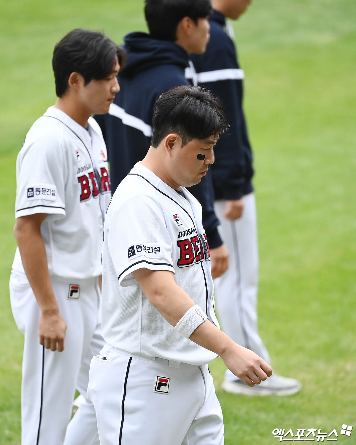 3일 오후 서울 송파구 잠실야구장에서 열린 '2024 신한 SOL Bank KBO 포스트시즌' KT 위즈와 두산 베어스의 와일드카드 결정전 2차전 경기, KT가 1:0의 스코어로 승리하며 와일드카드 사상 첫 업셋을 달성하며 준플레이오프에 진출했다.   경기 종료 후 두산 양의지가 그라운드를 빠져나가고 있다. 엑스포츠뉴스 DB