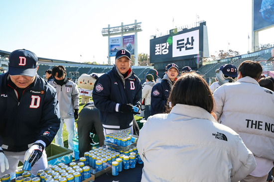 두산 이승엽 감독이 24일 잠실구장에서 열린 곰들의 모임에서 팬들에게 캔커피 선물을 전달하고 있다. 두산 베어스