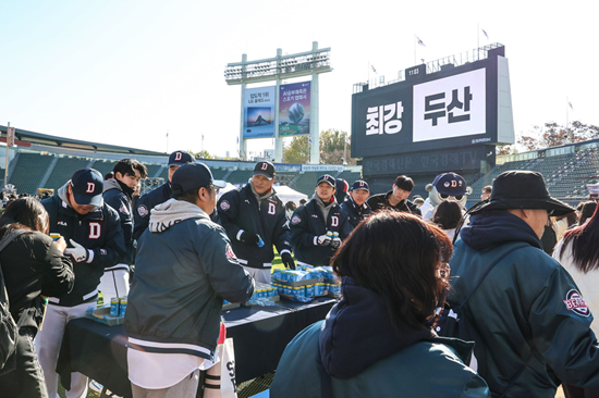 두산 이승엽 감독이 24일 잠실구장에서 열린 곰들의 모임에서 팬들에게 캔커피 선물을 전달하고 있다. 두산 베어스