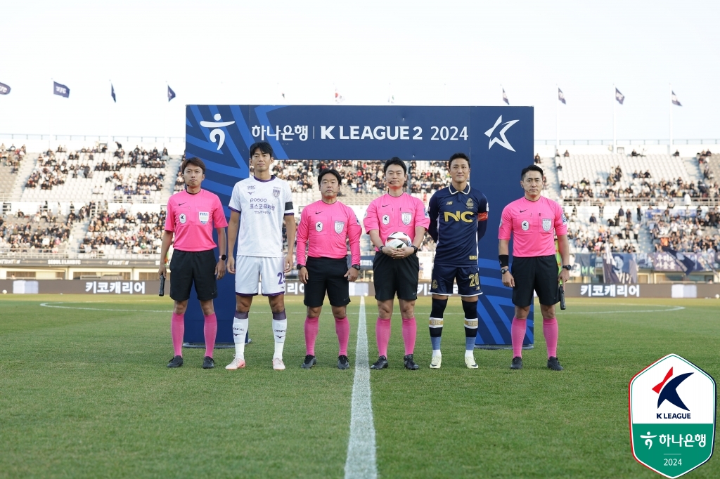 이랜드가 24일 서울 목동종합운동장에서 열린 전남드래곤즈와의 '하나은행 K리그2 2024' 플레이오프 맞대결에서 두 골을 먼저 내주고 두 골을 따라가는 저력을 보여주며 2-2 무승부를 거뒀다.   6199명의 관중이 경기장을 찾은 가운데, 이랜드는 3분 안에 무려 2골을 퍼붓는 저력을 보여주며 상승세의 전남과 극적인 무승부를 기록했다.  엑스포츠뉴스DB