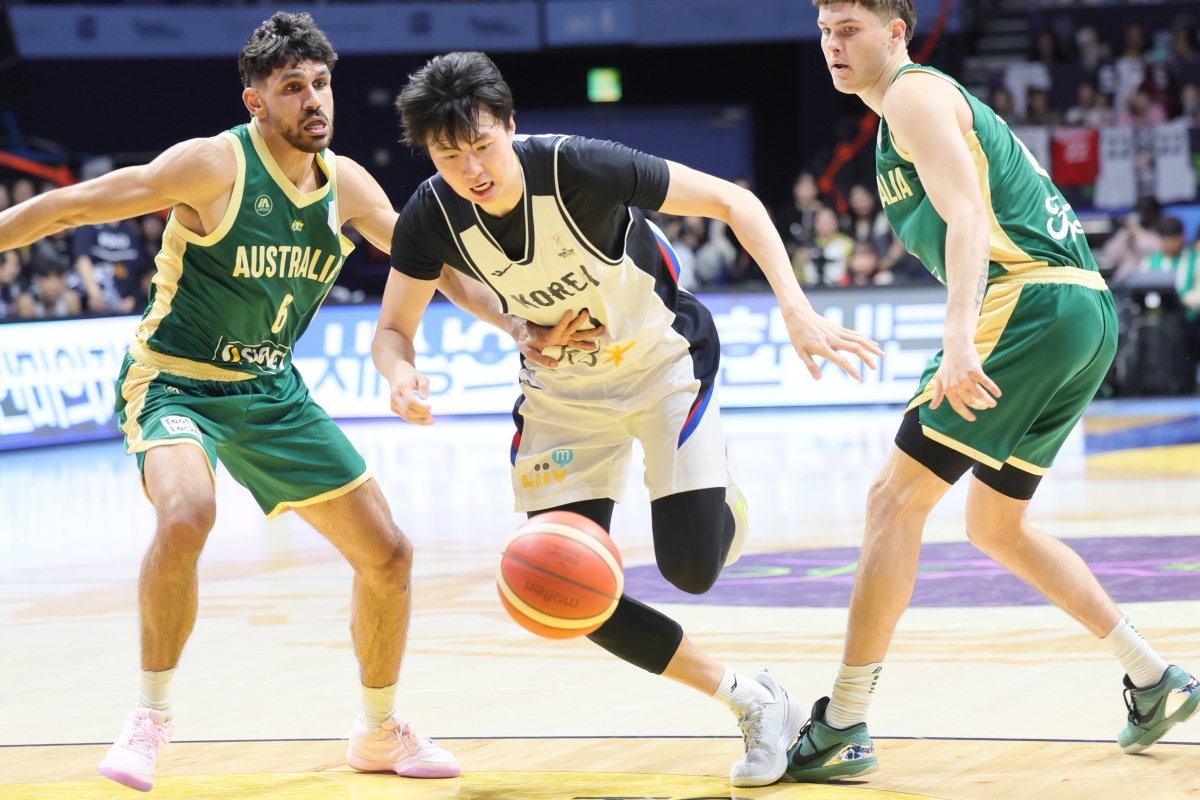 24일 고양소노아레나에서 열린 2025 국제농구연맹(FIBA) 아시아컵 예선 4차전 한국과 호주의 경기에서 한국 이현중(일라와라)이 돌파하고 있다. 연합뉴스