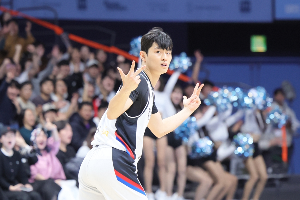 24일 고양소노아레나에서 열린 2025 국제농구연맹(FIBA) 아시아컵 예선 4차전 한국과 호주의 경기에서 한국 유기상(LG)이 3점슛을 성공한 뒤 백코트하고 있다. 연합뉴스