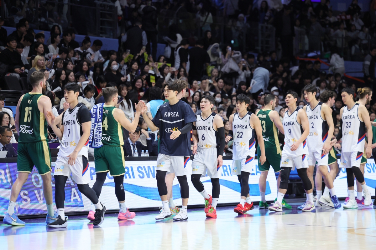 24일 고양소노아레나에서 열린 2025 국제농구연맹(FIBA) 아시아컵 예선 4차전 한국과 호주의 경기. 75-98로 패한 한국 대표팀 선수들이 호주 선수들과 인사를 나누고 있다. 연합뉴스