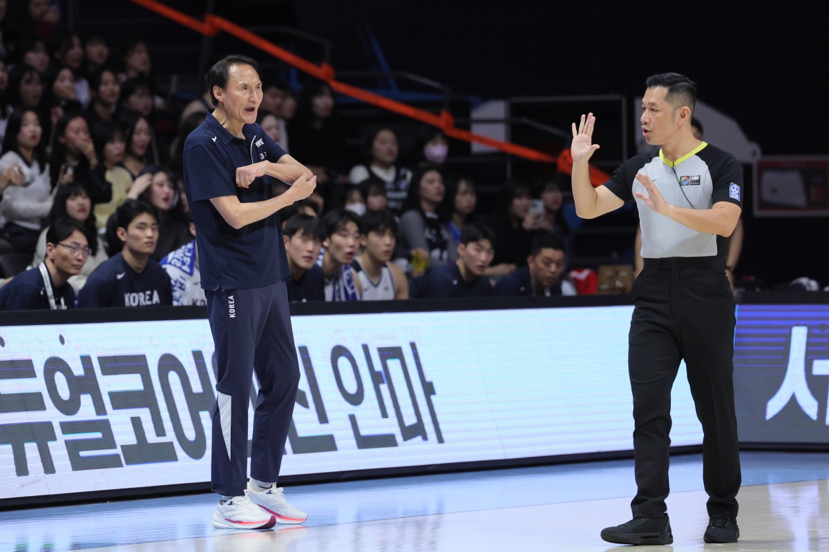 24일 고양소노아레나에서 열린 2025 국제농구연맹(FIBA) 아시아컵 예선 4차전 한국과 호주의 경기에서 한국 안준호 감독이 판정에 항의하고 있다. 연합뉴스