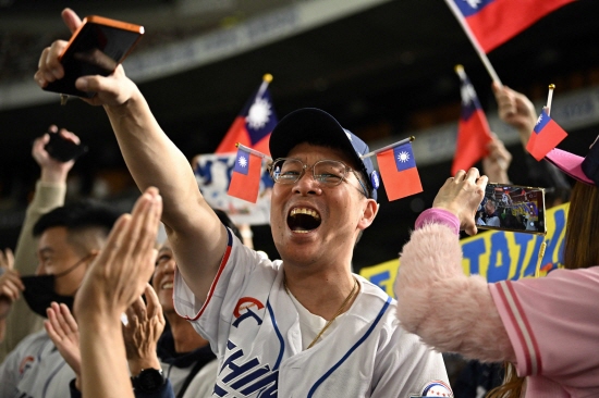 대만 야구대표팀이 24일 일본 도쿄 도쿄돔에서 열린 세계야구소프트볼연맹(WBSC) 2024 프리미어12 결승전에서 국제대회 27연승을 달리던 일본 야구대표팀을 홈런 2방 등에 힘입어 4-0으로 완파하고 사상 첫 우승을 차지했다. 일본은 2015년 한국과 준결승에서 패한 것처럼 다시 한 번 무너졌다. WBSC