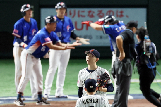 대만 야구대표팀이 24일 일본 도쿄 도쿄돔에서 열린 세계야구소프트볼연맹(WBSC) 2024 프리미어12 결승전에서 국제대회 27연승을 달리던 일본 야구대표팀을 홈런 2방 등에 힘입어 4-0으로 완파하고 사상 첫 우승을 차지했다. 일본은 2015년 한국과 준결승에서 패한 것처럼 다시 한 번 무너졌다. WBSC 홈페이지