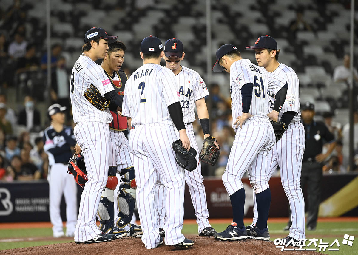 15일 오후 대만 타이베이돔에서 열린 '2024 WBSC(세계야구소프트볼연맹) 프리미어12' B조 조별리그 3차전 대한민국과 일본의 경기, 2회초 2사 1,3루 일본 선수들이 마운드에 모여 이야기를 나누고 있다. 엑스포츠뉴스 DB