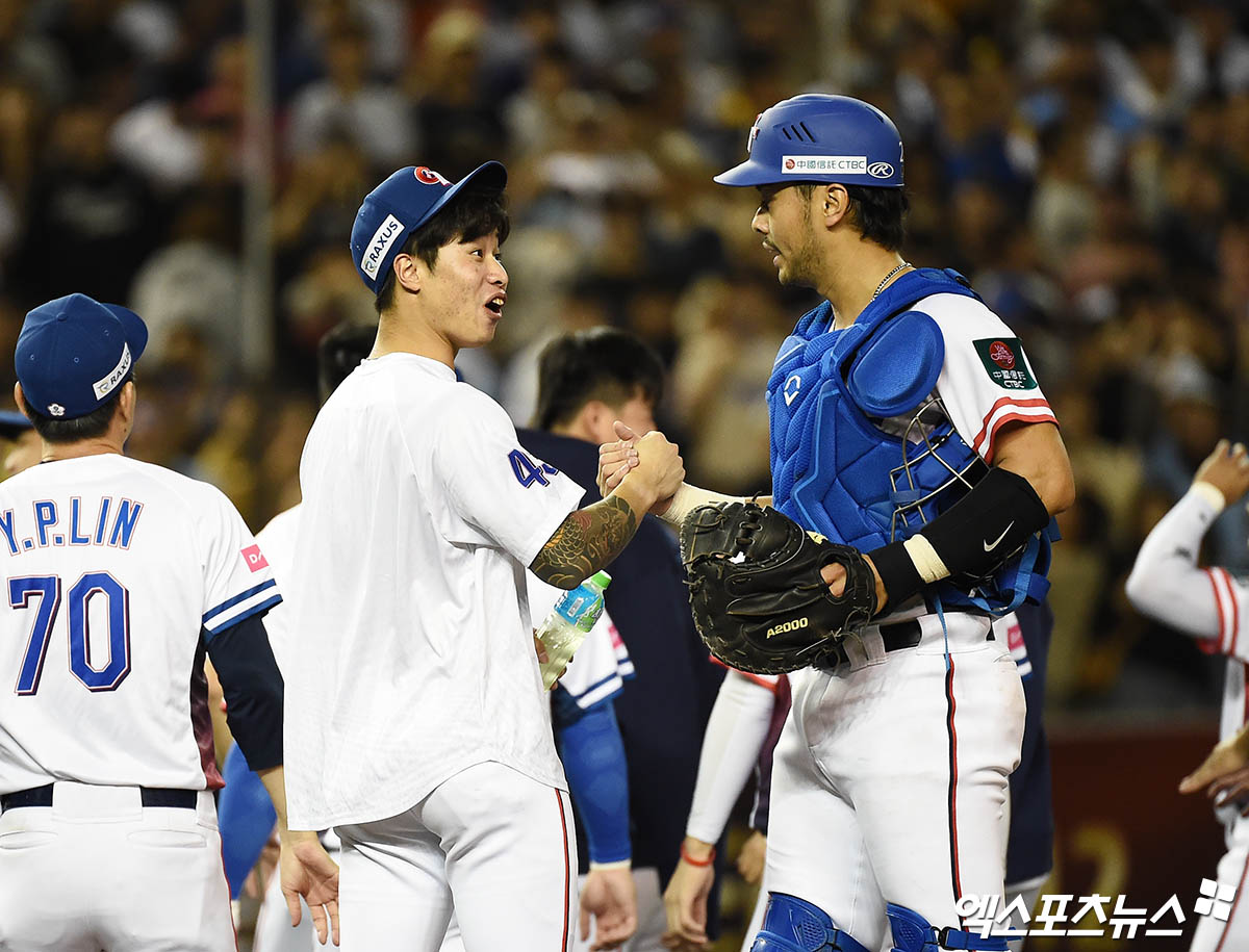 13일 오후 대만 타이베이돔에서 열린 '2024 WBSC(세계야구소프트볼연맹) 프리미어12' B조 조별리그 대한민국과 대만의 경기, 대한민국이 3:6의 스코어로 패배했다.   경기 종료 후 대만 린위민과 린자정이 승리에 기뻐하고 있다. 엑스포츠뉴스 DB