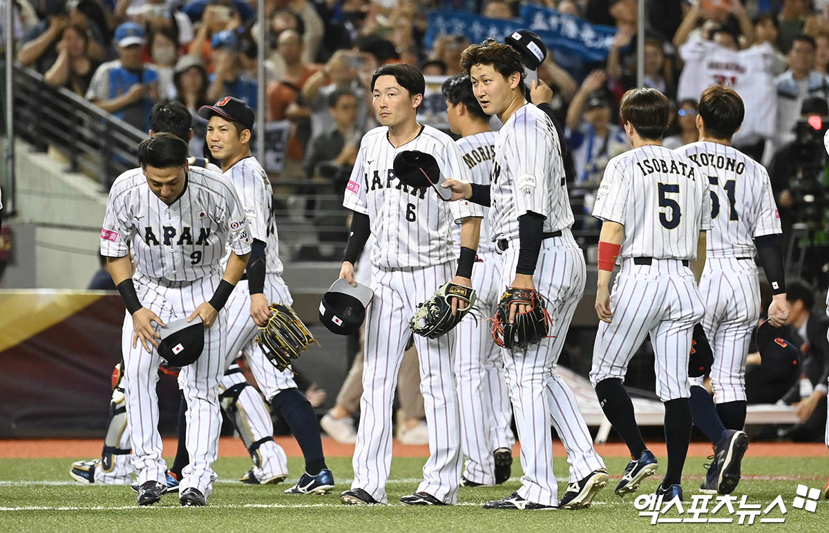 15일 오후 대만 타이베이돔에서 열린 '2024 WBSC(세계야구소프트볼연맹) 프리미어12' B조 조별리그 3차전 대한민국과 일본의 경기, 대한민국이 3:6의 스코어로 패배했다.  경기 종료 후 일본 선수단이 한국 더그아웃을 향해 인사하고 있다. 엑스포츠뉴스 DB