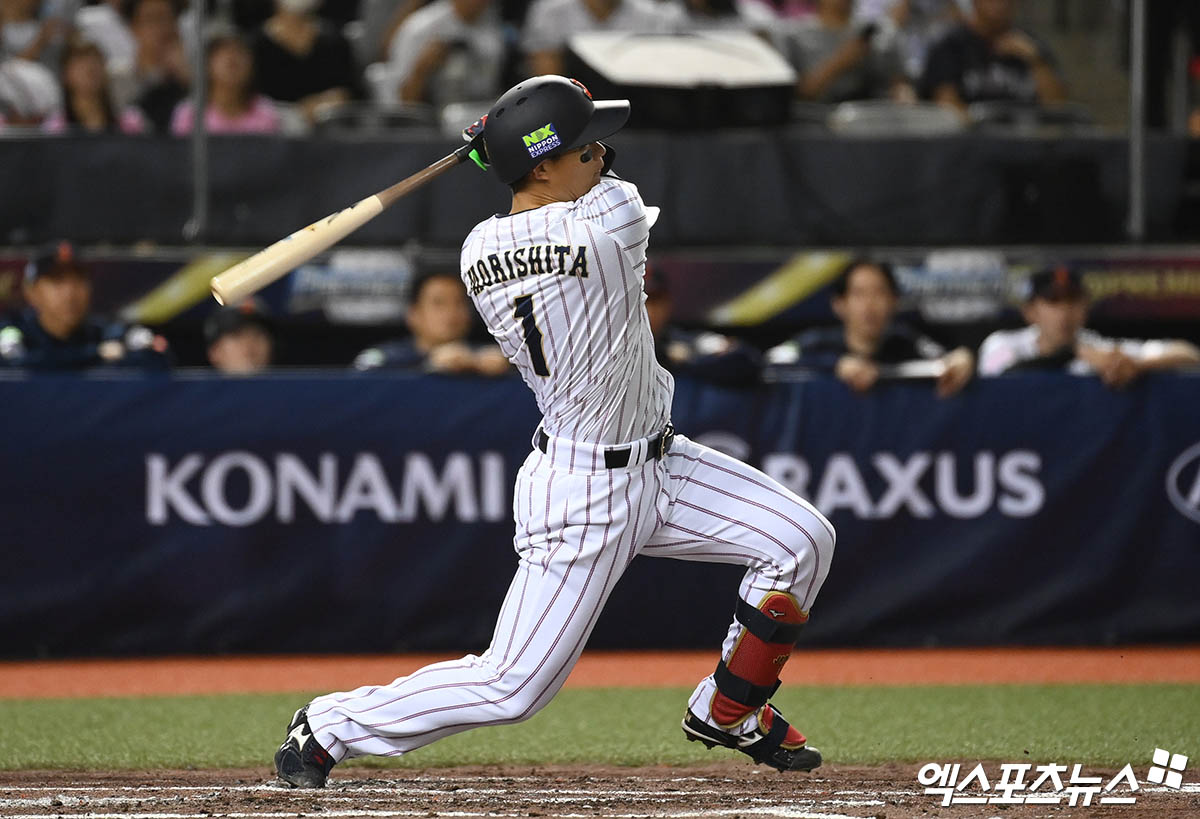 15일 오후 대만 타이베이돔에서 열린 '2024 WBSC(세계야구소프트볼연맹) 프리미어12' B조 조별리그 3차전 대한민국과 일본의 경기, 2회말 일본 선두타자 모리시타가 안타를 때려내고 있다. 엑스포츠뉴스 DB