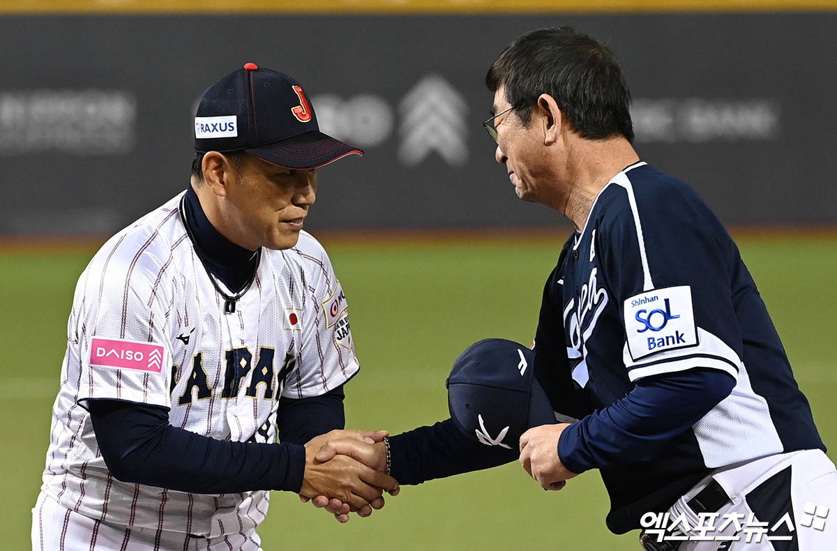 15일 오후 대만 타이베이돔에서 열린 '2024 WBSC(세계야구소프트볼연맹) 프리미어12' B조 조별리그 3차전 대한민국과 일본의 경기에 앞서 일본 이바타 감독과 한국 류중일 감독이 악수를 나누고 있다. 엑스포츠뉴스DB