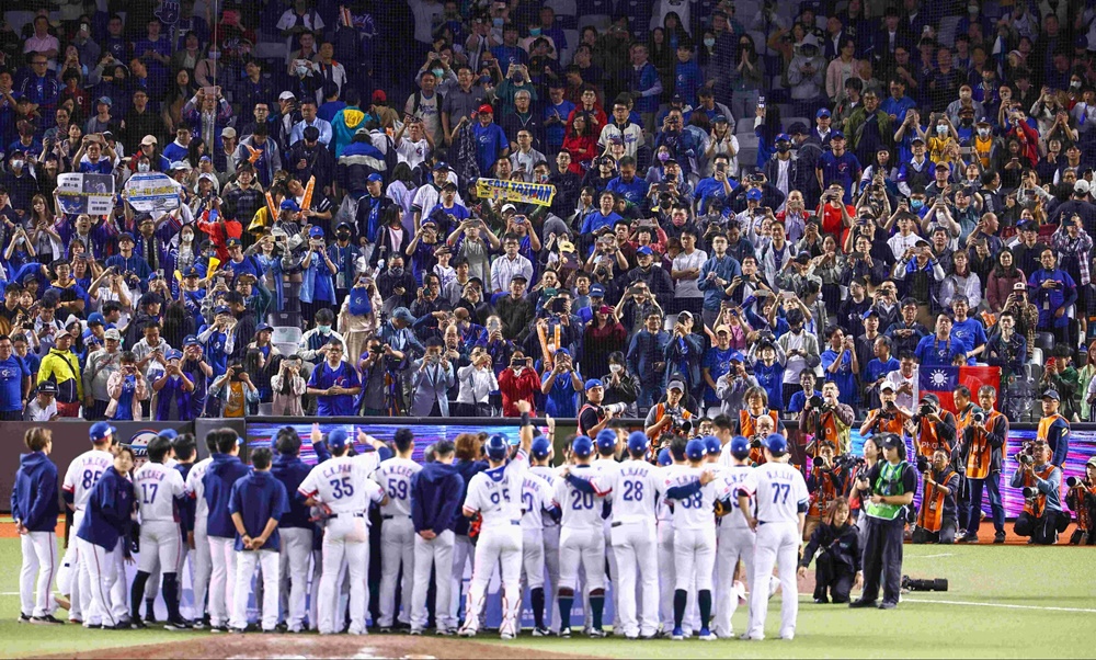 대만 야구대표팀이 24일 일본 도쿄 도쿄돔에서 열린 '세계야구소프트볼연맹(WBSC) 2024 프리미어12' 결승전 일본과 맞대결에서 4-0 승리를 챙겼다. 이날 승리로 대회 첫 번째 우승 트로피를 들어 올리며 감격의 순간을 맞이했다. WBSC