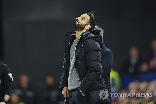 맨유가 25일(한국시간) 영국 입스위치에 있는 포트먼 로드에서 열린 입스위치 타운과의 2024-2025시즌 프리미어리그 12라운드 원정 경기에서 1-1로 비겼다.   아모림 감독의 맨유 데뷔전으로 열린 이 경기에서 새로운 스타일로 변모한 맨유는 승격팀 입스위치에게 고전하면서 아쉬운 결과를 얻었다. 연합뉴스