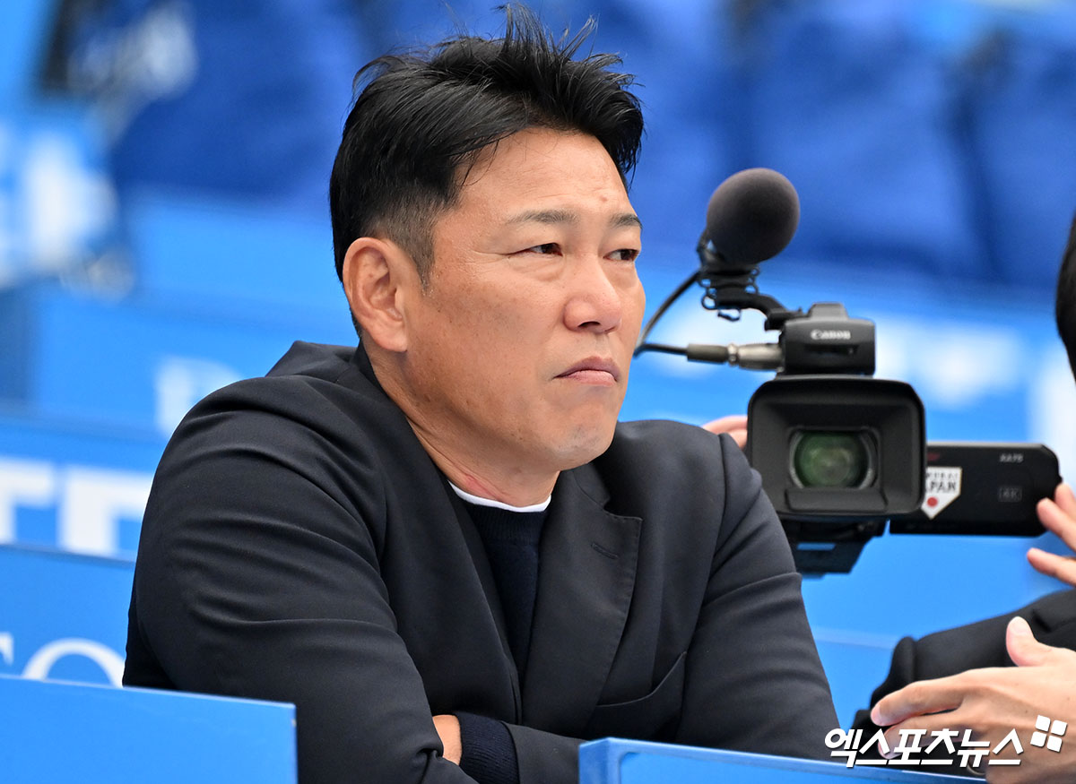 25일 오후 대구삼성라이온즈파크에서 열리는 '2024 신한 SOL Bank KBO 한국시리즈' KIA 타이거즈와 삼성 라이온즈의 3차전 경기, 일본야구대표팀 이비타 히로카즈 감독이 관중석에서 KIA 선수단의 훈련을 지켜보고 있다. 엑스포츠뉴스 DB