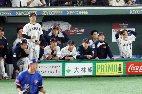 일본 야구대표팀이 24일 일본 도쿄 도쿄돔에서 열린 2024 WBSC 프리미어12 결승에서 대만에 홈런포를 얻어맞은 뒤 선수들이 실망하는 표정을 짓고 있다. 일본은 0-4로 완패하고 우승컵을 내줬다. 국제대회 27연승 질주도 충격적인 패배로 끝났다. 연합뉴스