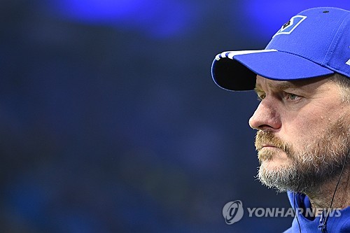 스카이스포츠 독일이 25일(한국시간) 최근 감독을 경질한 독일 분데스리가2 함부르크가 후임 감독으로 맨유 임시 감독직을 맡았던 판니스텔루이 감독을 고려하고 있다고 보도했다. 연합뉴스