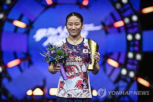 한국 배드민턴 간판 안세영이 지난 24일 중국 선전에서 열린 중국 마스터스 여자 단식 결승에서 중국의 가오팡제를 꺾고 우승을 차지한 뒤 시상식에서 기념촬영하고 있다. AFP/연합뉴스