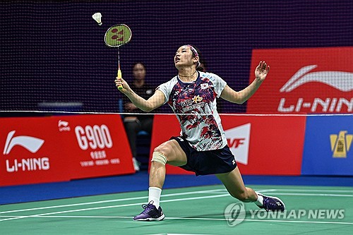 한국 배드민턴 간판 안세영이 지난 24일 중국 선전에서 열린 중국 마스터스 여자 단식 결승에서 중국의 가오팡제와 경기하고 있다. 안세영은 우승을 거머쥐었다. AFP/연합뉴스