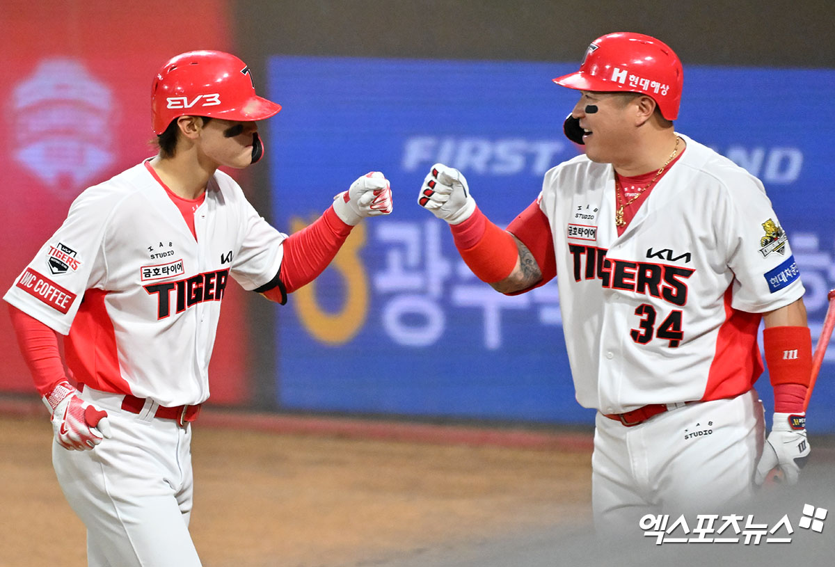 23일 오후 광주기아챔피언스필드에서 열린 '2024 신한 SOL Bank KBO 한국시리즈' 삼성 라이온즈와 KIA 타이거즈의 2차전 경기, 2회말 2사 KIA 김도영이 솔로 홈런을 날린 후 최형우와 주먹을 맞대고 있다. 엑스포츠뉴스 DB