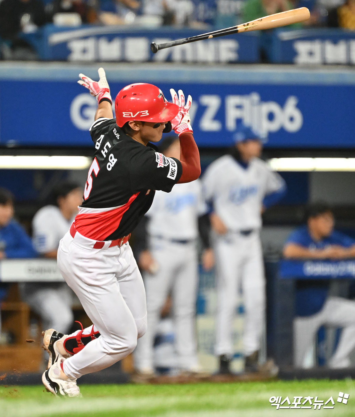  25일 오후 대구삼성라이온즈파크에서 열린 '2024 신한 SOL Bank KBO 한국시리즈' KIA 타이거즈와 삼성 라이온즈의 3차전 경기, 8회초 2사 2루 KIA 김도영이 1타점 적시타를 날리고 있다. 엑스포츠뉴스 DB