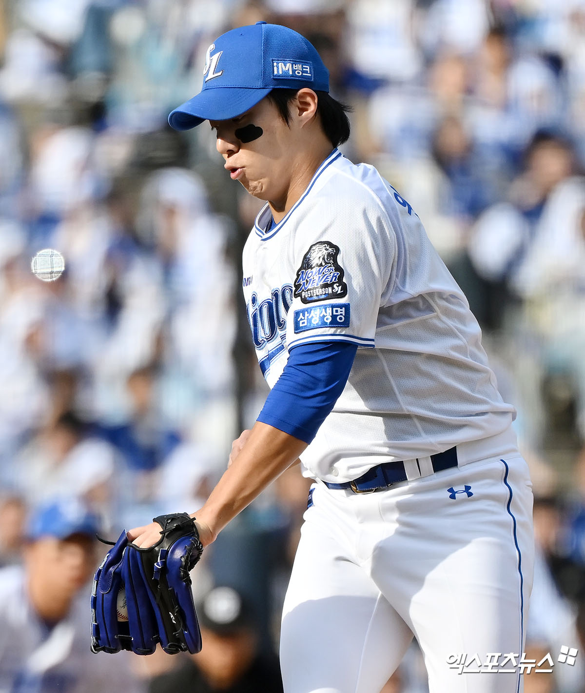 26일 오후 대구삼성라이온즈파크에서 열린 '2024 신한 SOL Bank KBO 한국시리즈' KIA 타이거즈와 삼성 라이온즈의 4차전 경기, 2회초 2사 1루 삼성 선발투수 원태인이 KIA 박찬호의 타구를 라인드라이브로 처리하고 있다. 엑스포츠뉴스 DB