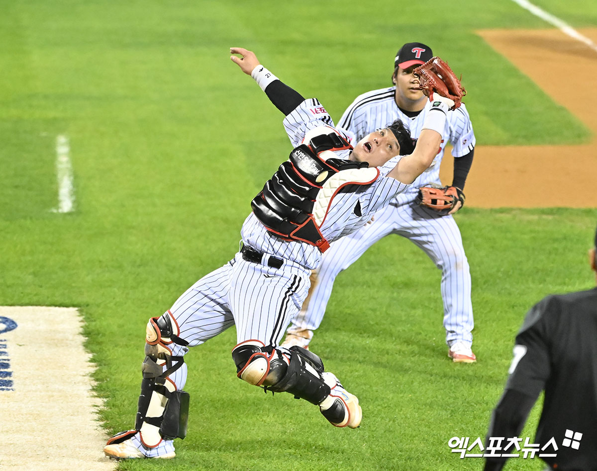 LG 포수 박동원이 KBO 수비상을 수상했다. 17일 오후 서울 송파구 잠실야구장에서 열린 '2024 신한 SOL Bank KBO 포스트시즌' 삼성 라이온즈와 LG 트윈스의 플레이오프 3차전 경기, 7회초 1사 LG 박동원이 삼성 강민호의 파울 타구를 잡아내고 있다. 엑스포츠뉴스 DB