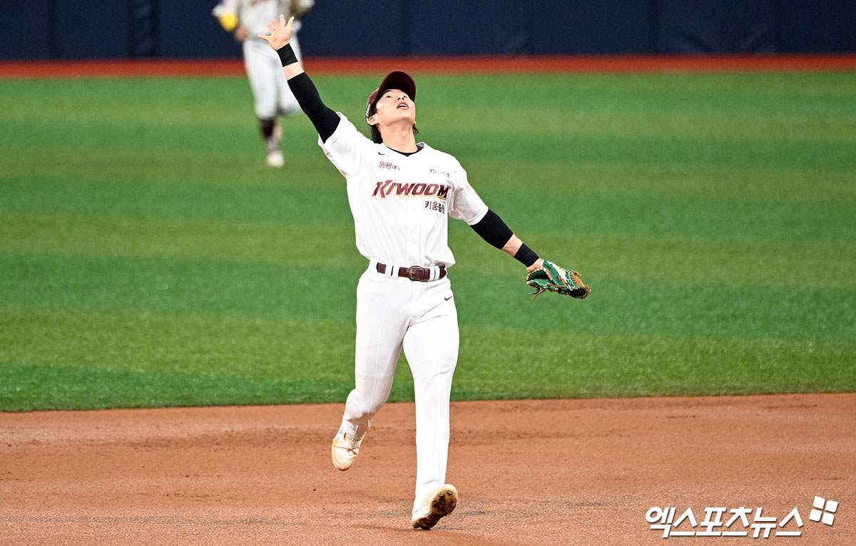 키움 내야수 김헤성이 KBO 수비상을 수상했다. 29일 오후 서울 구로구 고척스카이돔에서 열린 '2024 신한 SOL Bank KBO리그' 삼성 라이온즈와 키움 히어로즈의 경기, 1회초 1사 만루 키움 김혜성이 삼성 박병호의 타구를 잡기 위해 콜플레이를 하고 있다. 엑스포츠뉴스 DB