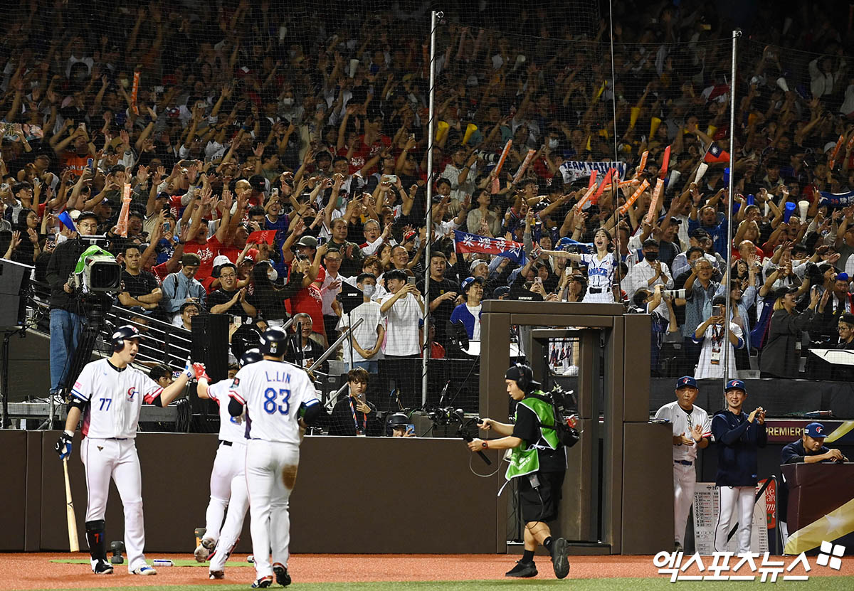  13일 오후 대만 타이베이돔에서 열린 '2024 WBSC(세계야구소프트볼연맹) 프리미어12' B조 조별리그 대한민국과 대만의 경기, 대한민국이 3:6의 스코어로 패배했다. 2회말 2사 2루 대만 천제슈엔이 한국 선발투수 고영표 상대로 투런 홈런을 때려낸 뒤 더그아웃으로 향하고 있다. 엑스포츠뉴스DB