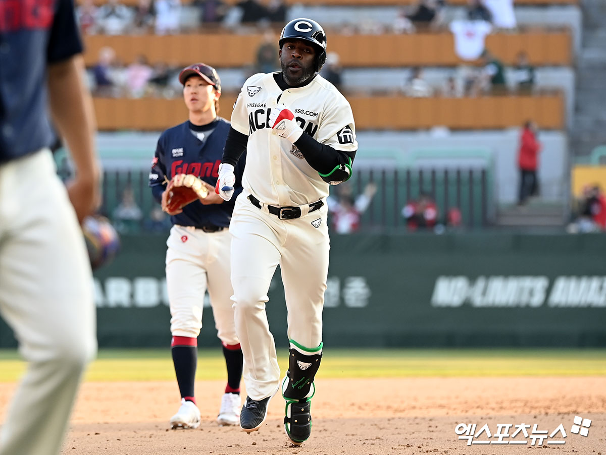 24일 오후 인천SSG랜더스필드에서 열린 '2024 신한 SOL Bank KBO리그' 롯데 자이언츠와 SSG 랜더스의 경기, SSG가 에레디아의 끝내기 홈런에 힙입어 롯데에 7:6 승리를 거뒀다.  9회말 SSG 에레디아가 끝내기 홈런을 날린 후 그라운드를 돌고 있다. 엑스포츠뉴스 DB