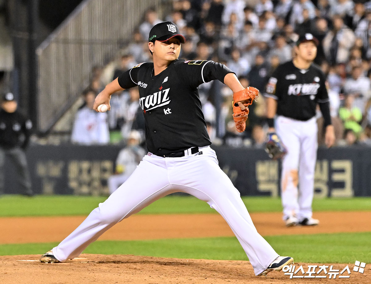 2일 오후 서울 송파구 잠실야구장에서 열린 '2024 신한 SOL Bank KBO 포스트시즌' KT 위즈와 두산 베어스의 와일드카드 결정전 1차전 경기, 7회말 KT 김민이 엄상백의 유니폼을 입고 투구하고 있다. 엑스포츠뉴스 DB