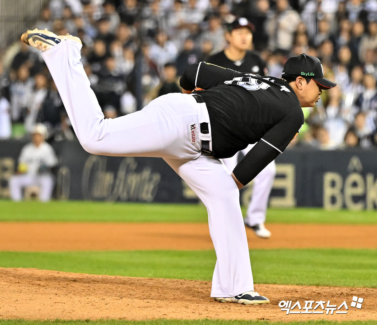 2일 오후 서울 송파구 잠실야구장에서 열린 '2024 신한 SOL Bank KBO 포스트시즌' KT 위즈와 두산 베어스의 와일드카드 결정전 1차전 경기, 7회말 KT 김민이 엄상백의 유니폼을 입고 투구하고 있다. 엑스포츠뉴스 DB