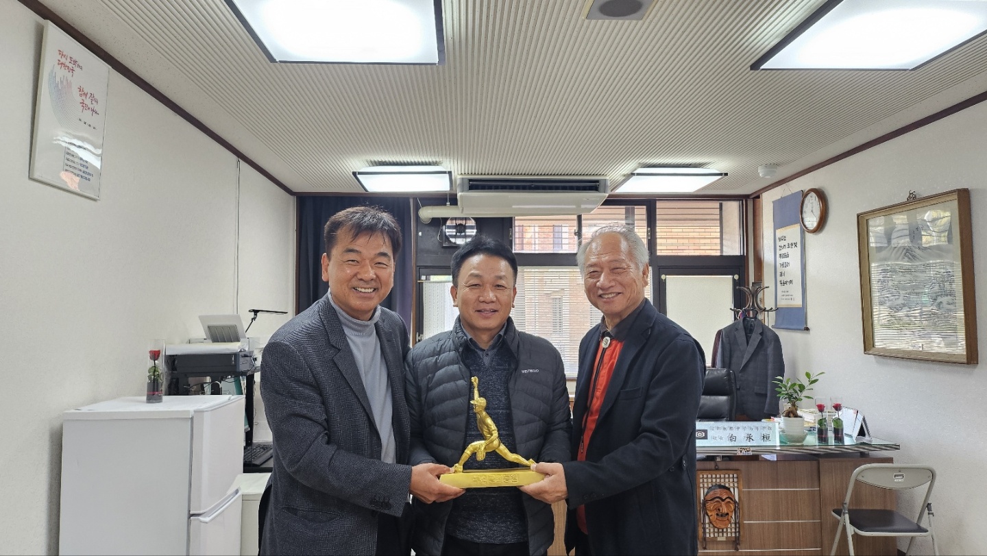 'BNK부산은행 최동원상'을 주관하는 사단법인 최동원기념사업회가 '제5회 백송홀딩스 최동원 불굴의 영웅상' 수상자인 일본 교토국제고등학교를 찾아 상패와 야구용품 및 축하메시지를 전했다. 최동원기념사업회