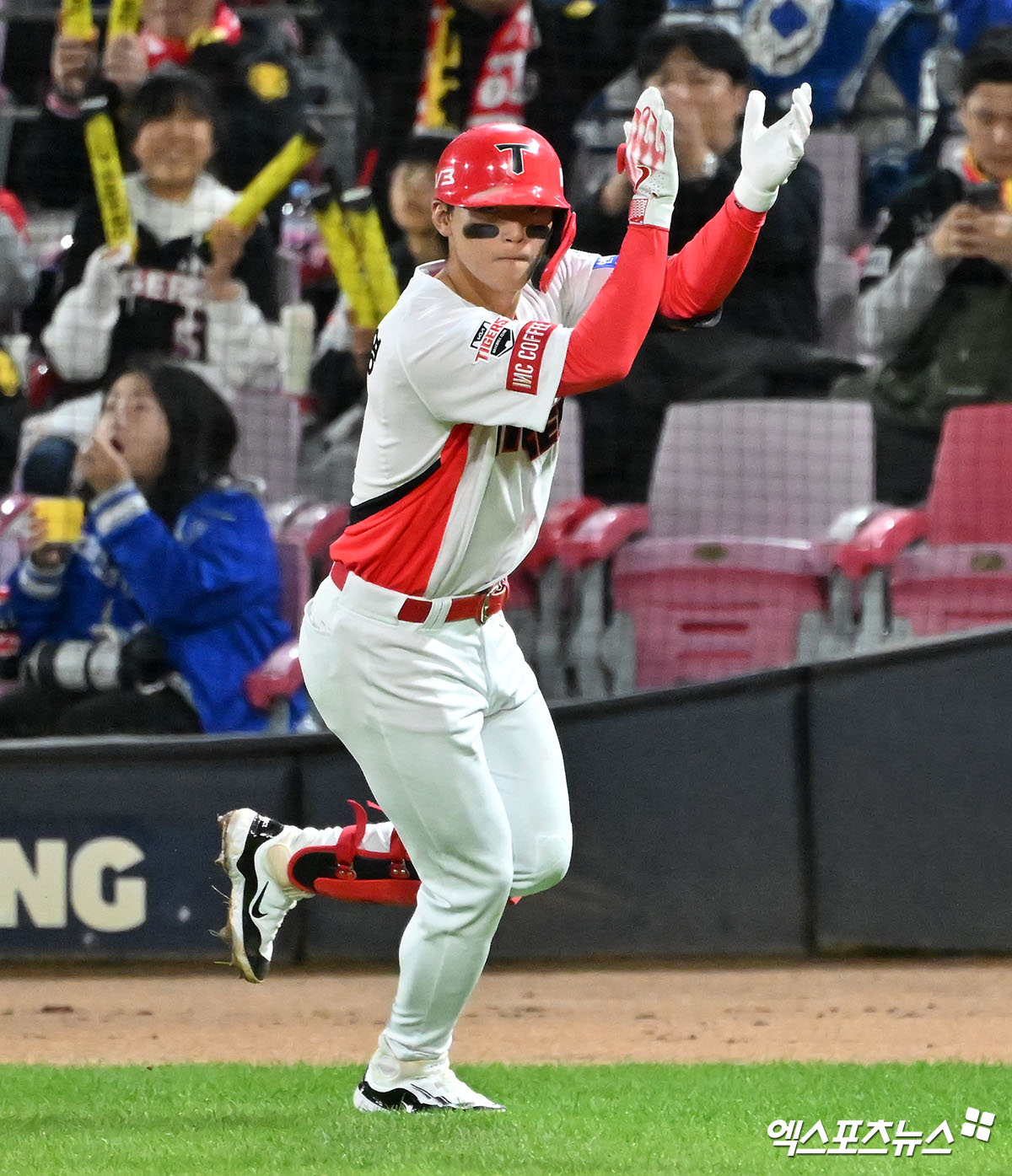 23일 오후 광주기아챔피언스필드에서 열린 '2024 신한 SOL Bank KBO 한국시리즈' 삼성 라이온즈와 KIA 타이거즈의 2차전 경기, 1회말 무사 2,3루 KIA 김도영이 3루 주자 박찬호를 불러들이는 내야땅볼을 친 후 박수를 치고 있다. 엑스포츠뉴스 DB