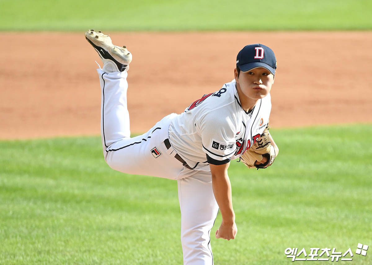 3일 오후 서울 송파구 잠실야구장에서 열린 '2024 신한 SOL Bank KBO 포스트시즌' KT 위즈와 두산 베어스의 와일드카드 결정전 2차전 경기, 7회초 2사 2루 두산 김택연이 역투하고 있다. 엑스포츠뉴스 DB