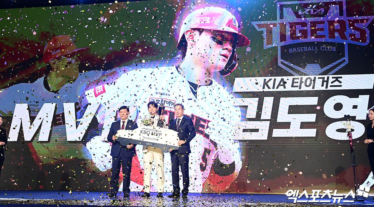 26일 오후 서울 신천동 롯데호텔 월드 크리스탈볼룸에서 열린 '2024 신한은행 SOL Bank KBO 시상식'에 참석한 KIA 김도영이 MVP 수상 기념 촬영을 하고 있다. 잠실, 박지영 기자