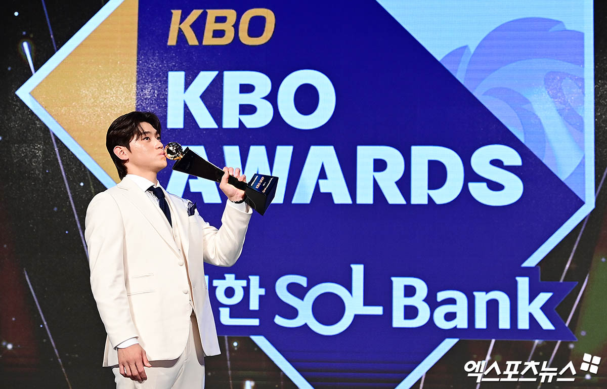 26일 오후 서울 신천동 롯데호텔 월드 크리스탈볼룸에서 열린 '2024 신한은행 SOL Bank KBO 시상식'에 참석한 KIA 김도영이 MVP 트로피에 키스를 하고 있다. 잠실, 박지영 기자