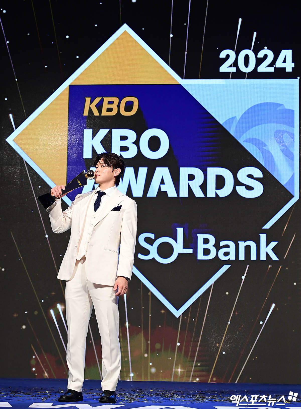 26일 오후 서울 신천동 롯데호텔 월드 크리스탈볼룸에서 열린 '2024 신한은행 SOL Bank KBO 시상식'에 참석한 KIA 김도영이 MVP 트로피 키스를 하고 있다. 잠실, 박지영 기자