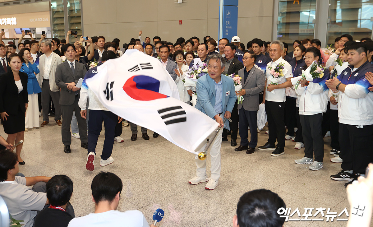 13일 오후 ‘2024 파리 올림픽’을 마친 한국 선수단 본진이 인천국제공항을 통해 귀국했다. 이기흥 대한체육회회장이 입국장을 나서 단기를 흔들고 있다. 엑스포츠뉴스DB