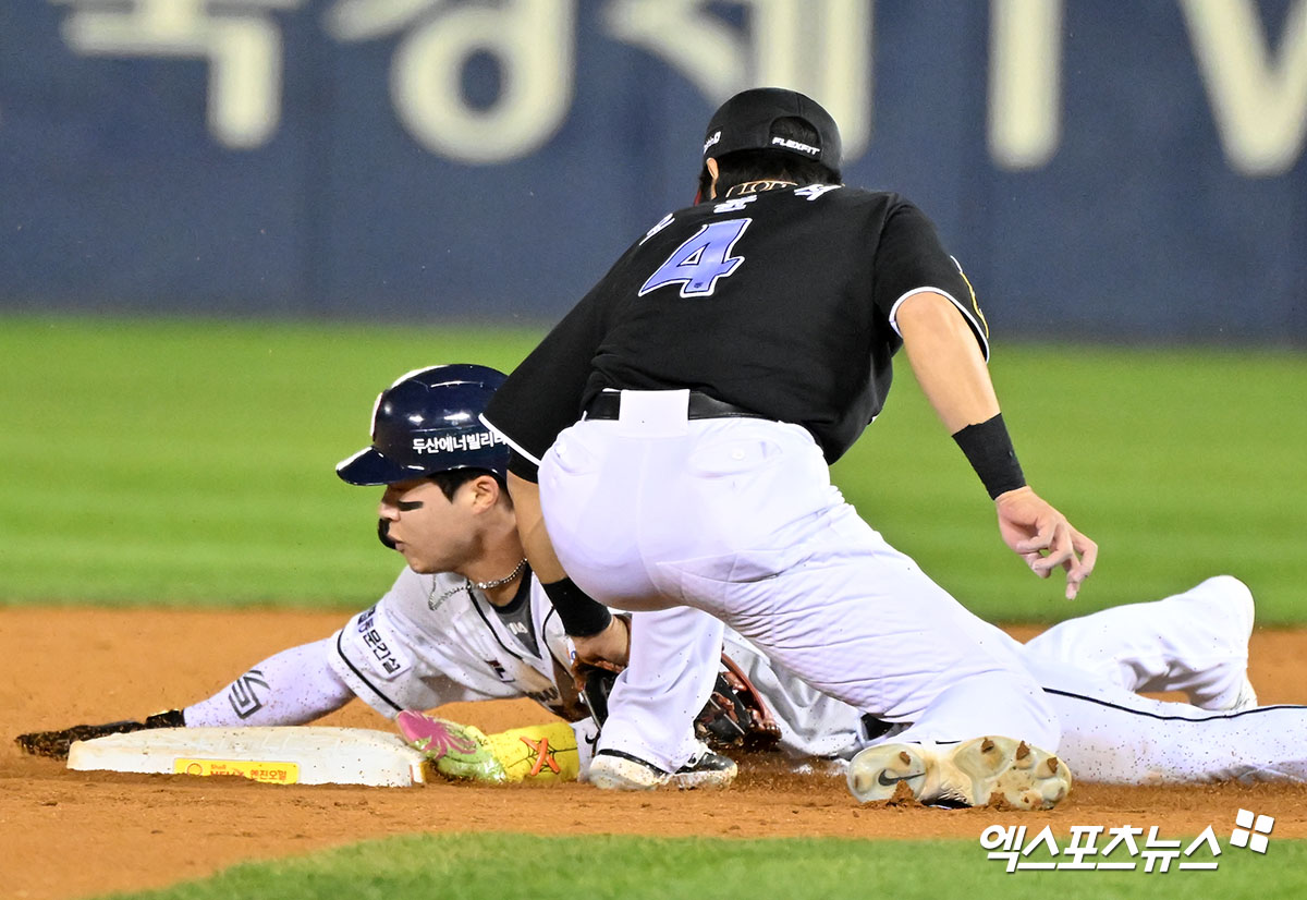 2일 오후 서울 송파구 잠실야구장에서 열린 '2024 신한 SOL Bank KBO 포스트시즌' KT 위즈와 두산 베어스의 와일드카드 결정전 1차전 경기, 3회말 1사 1루 두산 조수행이 2루 도루에 성공하고 있다. 잠실, 박지영 기자