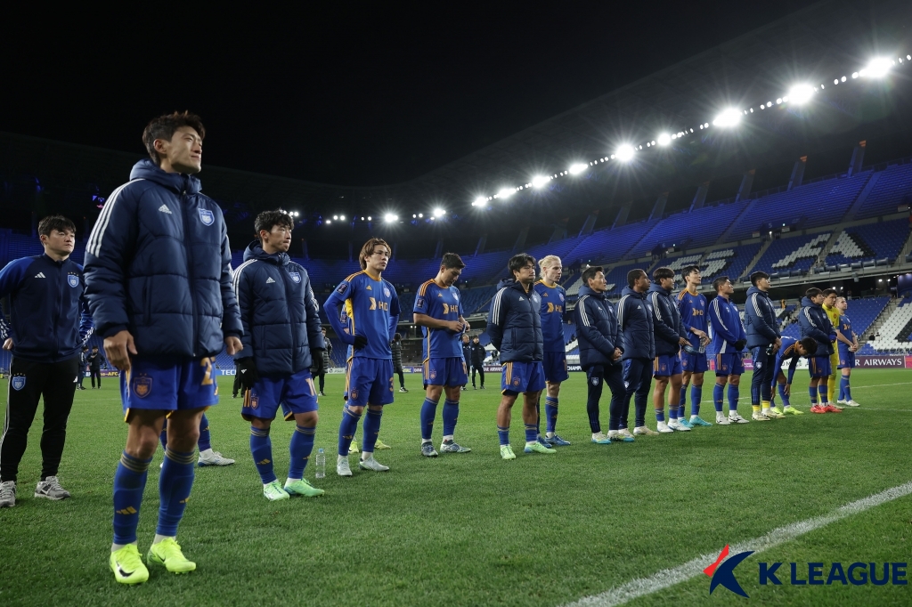 최근 K리그 3연패를 달성하며 한국프로축구 최고의 팀으로 올라선 울산 HD가 아시아 무대에서 망신을 당하고 있다. 울산은 26일 울산 문수축구경기장에서 열린 2024-2025 아시아축구연맹 챔피언스리그 엘리트(ACLE) 리그 스테이지 5라운드 홈 경기에서 상하이 포트에 1-3 완패를 당했다. 상대가 10명으로 싸우는 수적 우세도 살리지 못했다. 울산은 5연패를 당하며 조기 탈락 위기에 놓였다. 한국프로축구연맹