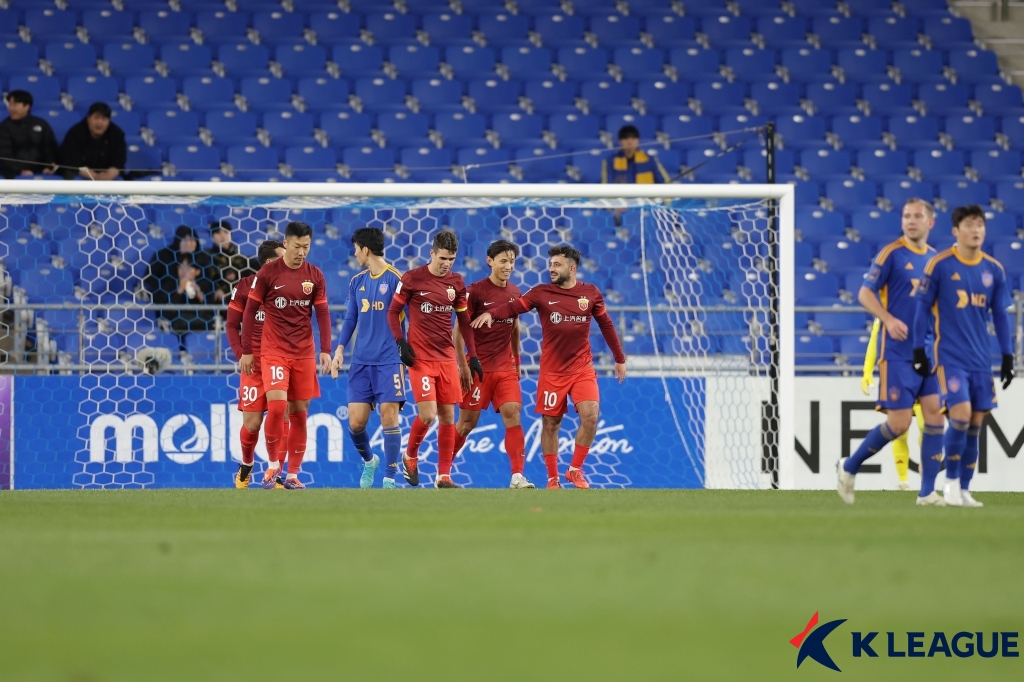 최근 K리그 3연패를 달성하며 한국프로축구 최고의 팀으로 올라선 울산 HD가 아시아 무대에서 망신을 당하고 있다. 울산은 26일 울산 문수축구경기장에서 열린 2024-2025 아시아축구연맹 챔피언스리그 엘리트(ACLE) 리그 스테이지 5라운드 홈 경기에서 상하이 포트에 1-3 완패를 당했다. 상대가 10명으로 싸우는 수적 우세도 살리지 못했다. 울산은 5연패를 당하며 조기 탈락 위기에 놓였다. 한국프로축구연맹